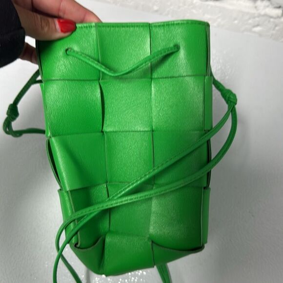 Bottega Veneta Women's Cassette Leather Bucket Bag in Green BRAND NEW Authentic - Picture 3 of 6